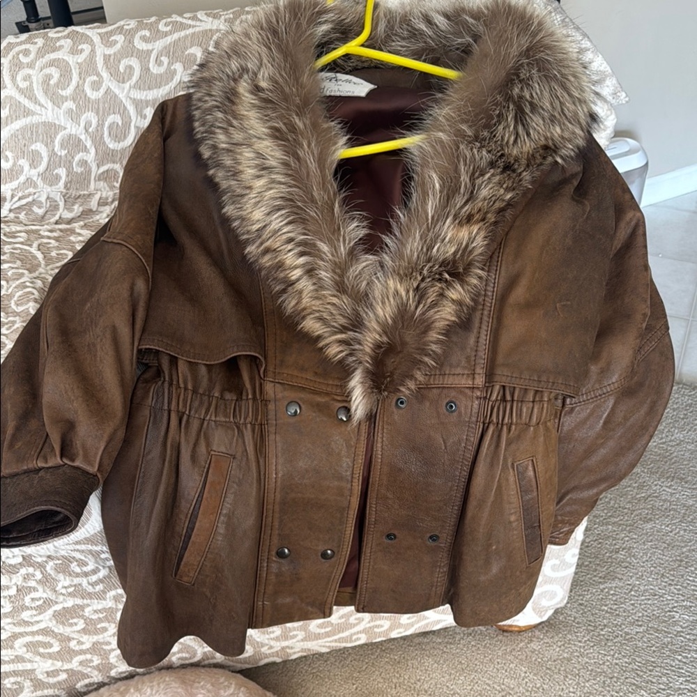 Luxurious Brown Leather Jacket with Faux Fur Collar